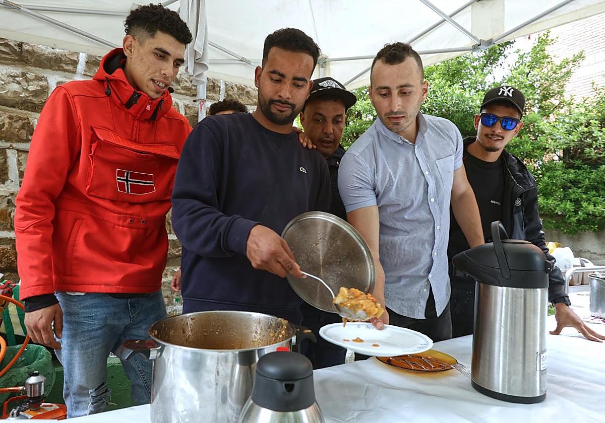 Un grupo de jóvenes migrantes, durante la comida de este martes.