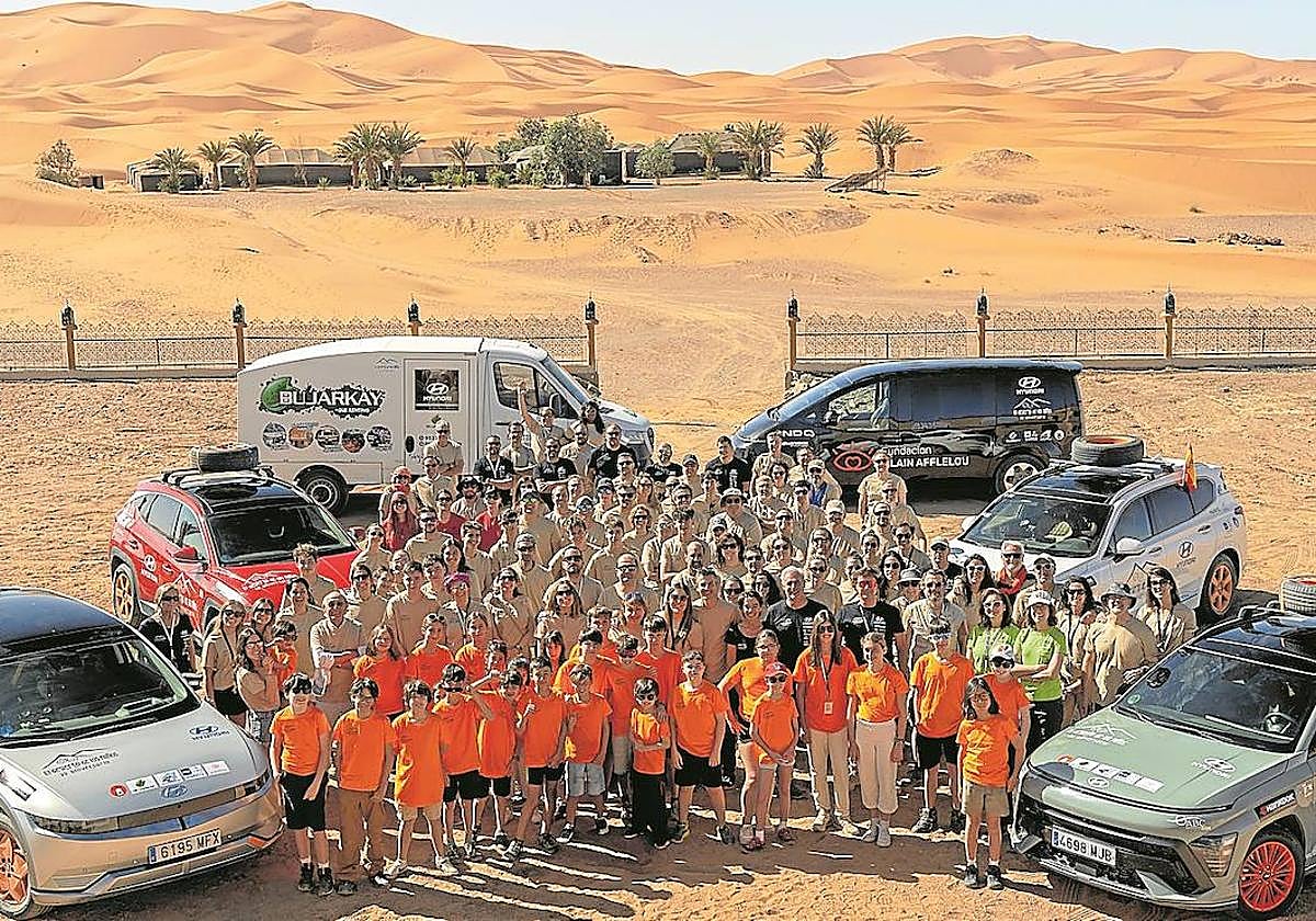 Como en todas las ediciones, la 'foto de familia' no puede faltar, más siendo el XX Aniversario de la acción solidaria. IONIQ 5 100% eléctrico, y Nuevo KONA se lucieron por los caminos y dunas.