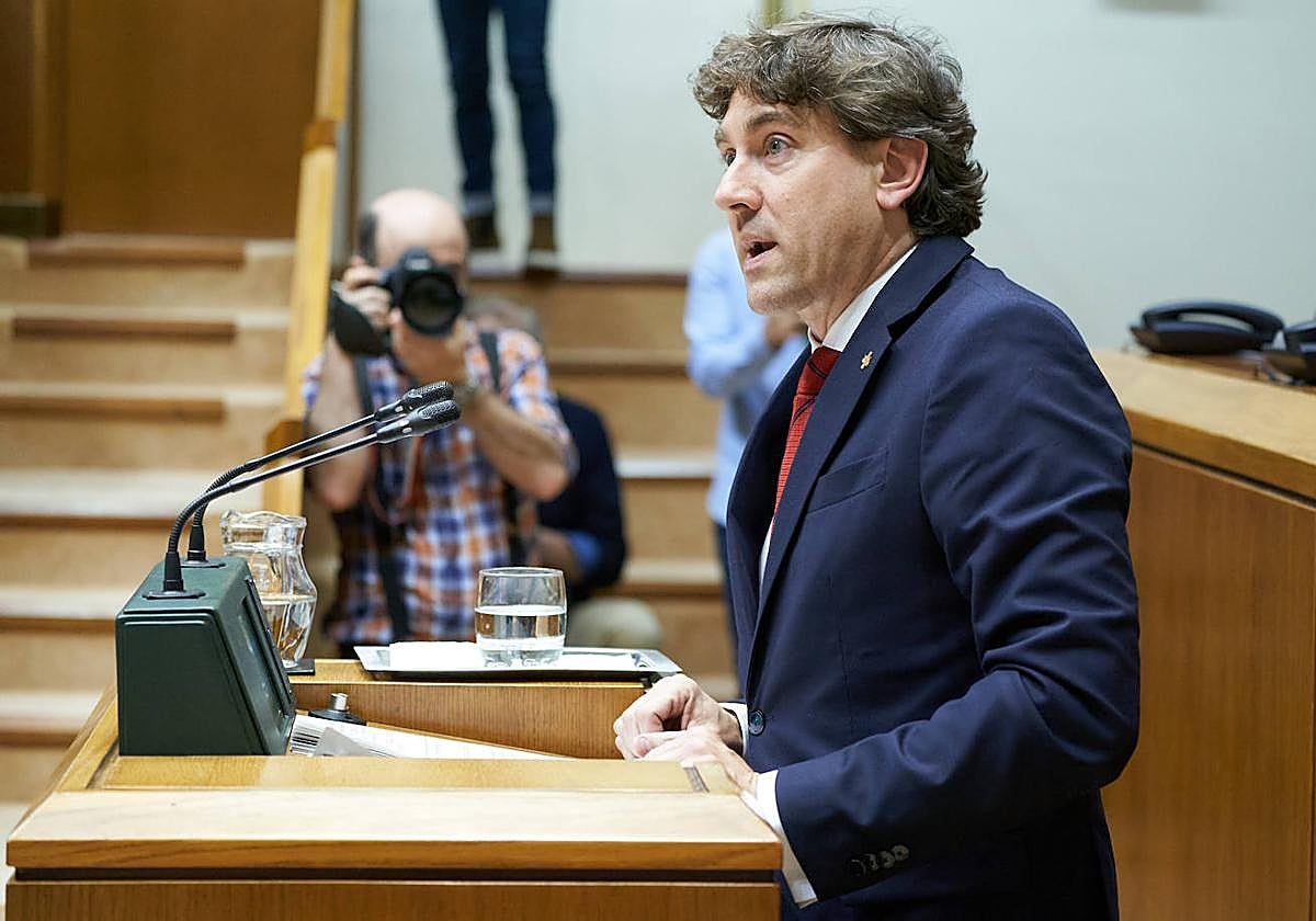 Eneko Andueza, durante su intervención en el Parlamento Vasco.