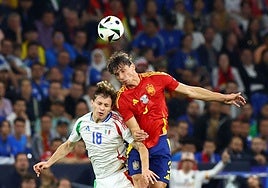 Le Normand disputa un balón aéreo con Barella.