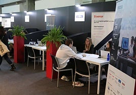 Universitarios durante la feria del empleo de la Cámara de Comercio.