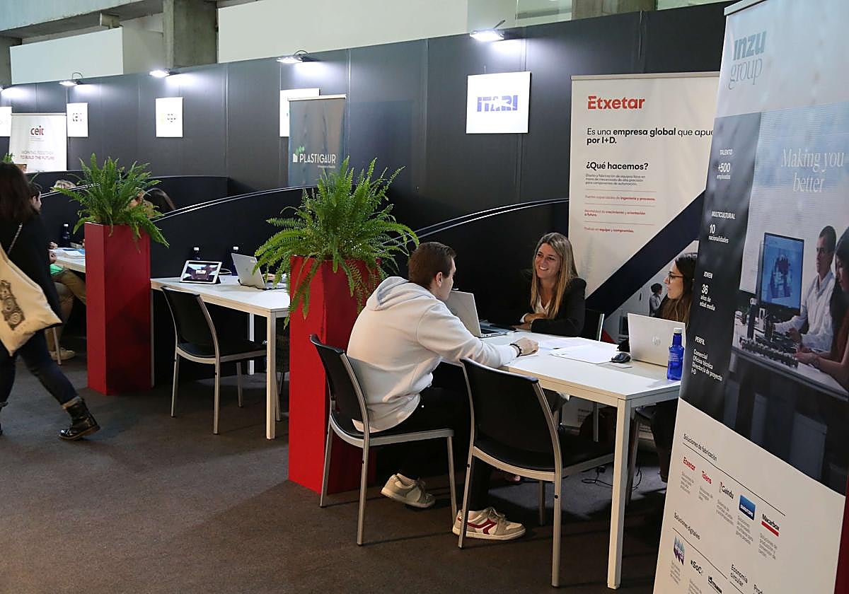 Universitarios durante la feria del empleo de la Cámara de Comercio.