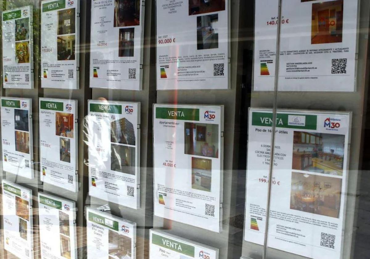 Oferta de viviendas en una inmobiliaria en Donostia.