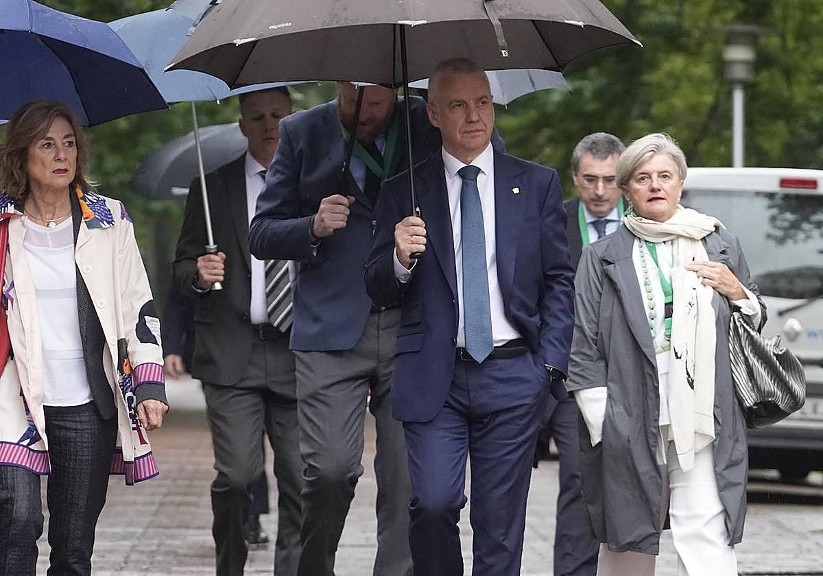 Iñigo Urkullu llega al Parlamento acompañado de su equipo de confianza.