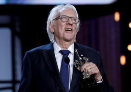 Donald Sutherland, con el premio Donostia en la mano en 2019.