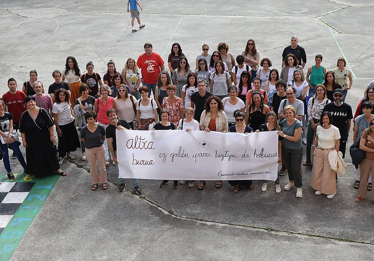 Representantes de las más de 1.000 familias que componen Altxa Burua Gipuzkoa se reunieron en Usurbil.