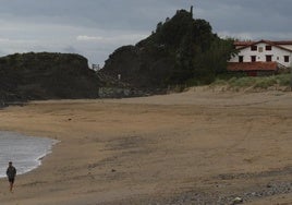 Un hombre pasea por la playa de Saturraran a comienzos de junio, antes del inicio de la temporada de baños.