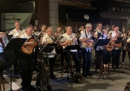 Los rondallistas de Alaitasuna volverán a ofrecer su fabulosa ronda de San Juan con coralistas de Santikutz mañana.