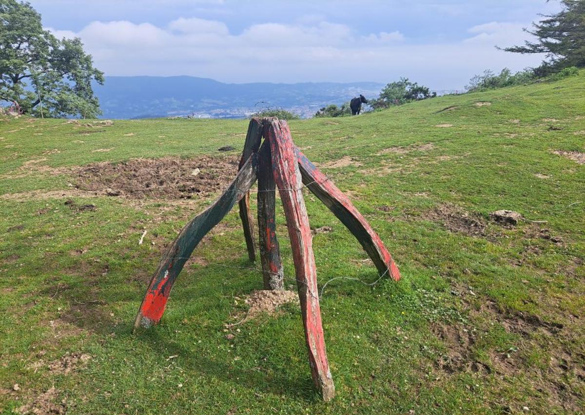 Imagen secundaria 1 - Charca en Lasain-Gogortegi de anfibios muy cerca de la cima de Arburu (1). Restos de lo que suponemos fue el buzón (2). Postes de cierre de ganado con una forma escultórica (3).