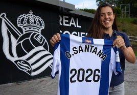 Olatz Santana posa en Zubieta con la camiseta de la renovación