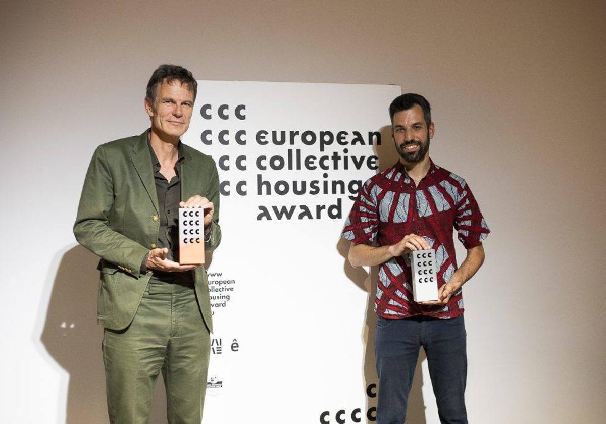 Los arquitectos Carles Baiges y Philipp Esch recogen su premio por la mejor vivienda colectiva