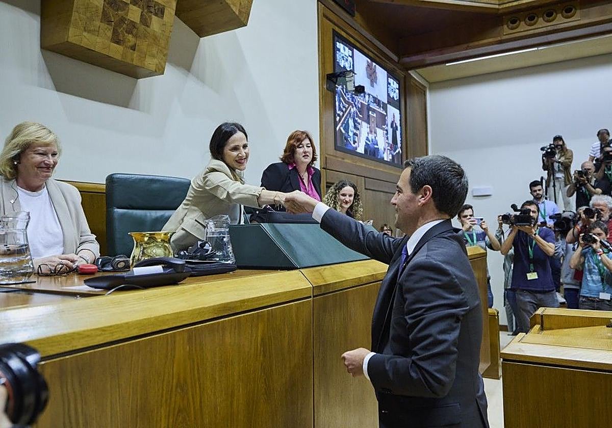 Bakartxo Tejeria, presidenta del parlamento vasco, saluda a Imanol Pradales durante la sesión de investidura este jueves.