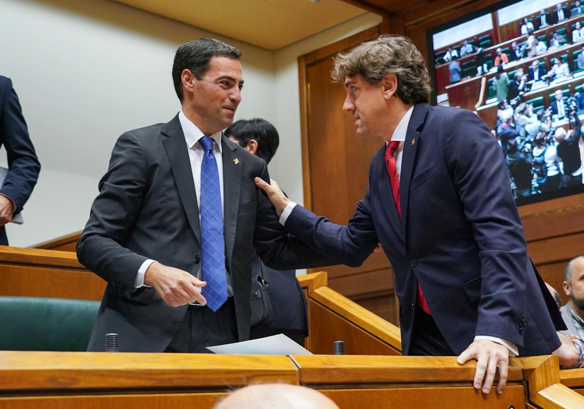 Imanol Pradales y Eneko Andueza en el pleno de investidura.