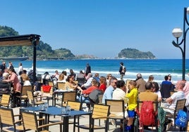 El malecón y la playa, dos de los principales atractivos de Zarautz para el turismo.