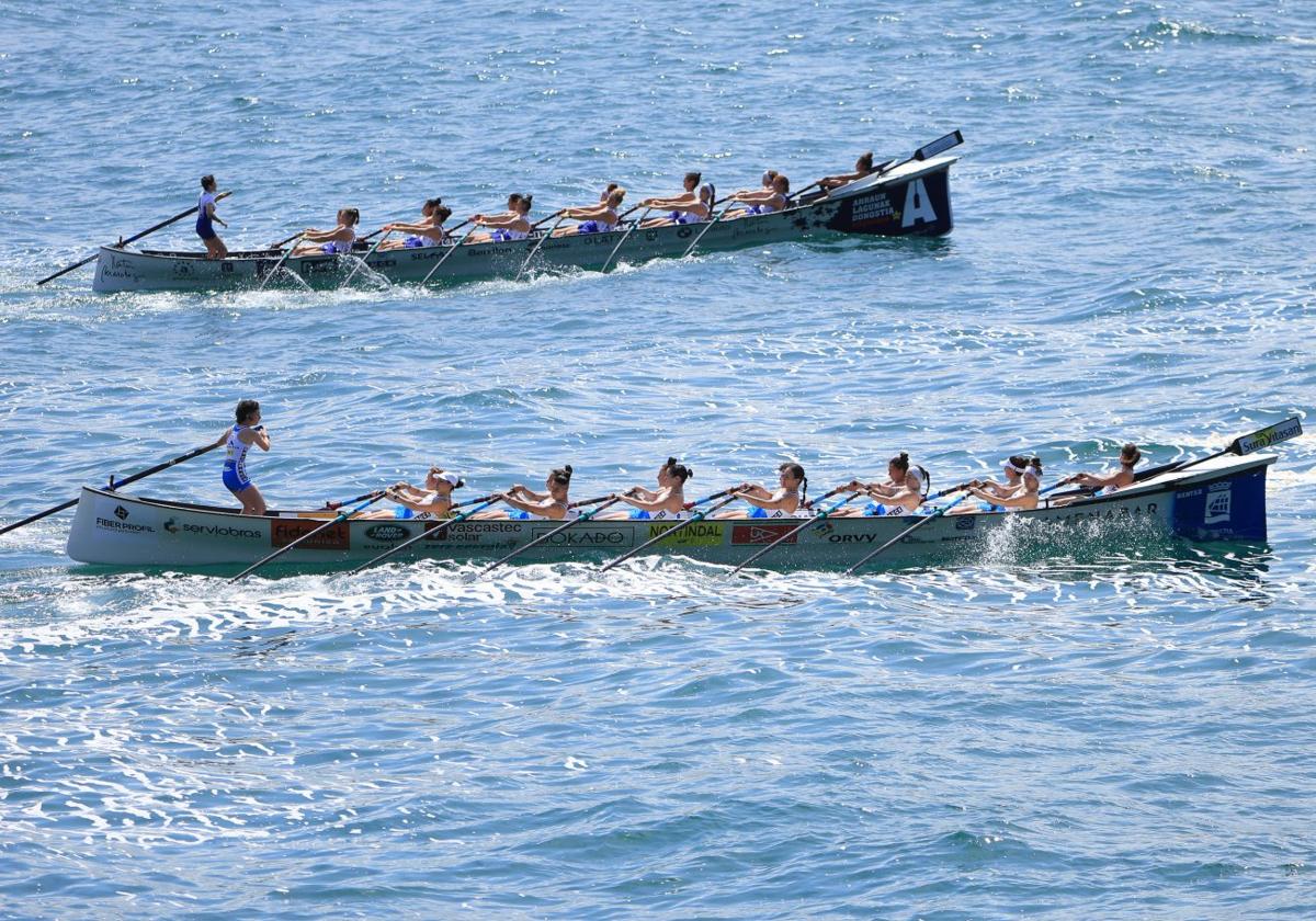 Donostiarra y Arraun Lagunak, rivales directas en la Liga Euskotren, en plena regata.