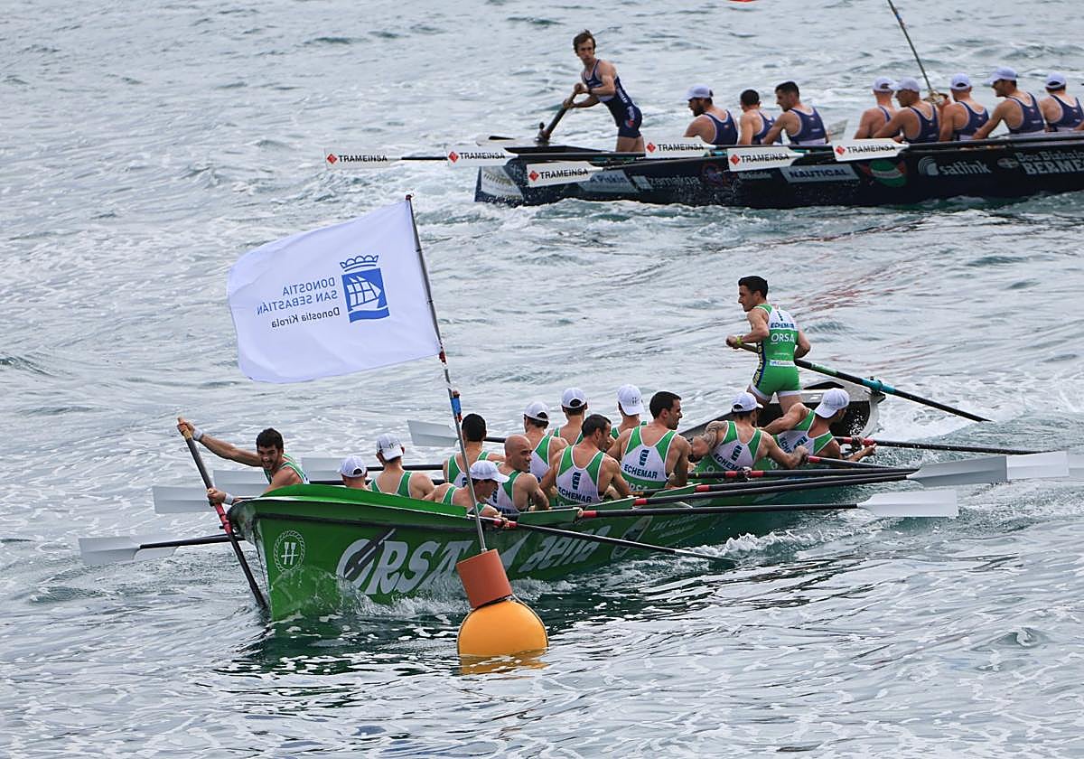 Rivalidad. Hondarribia y Urdaibai, candidatos a las banderas este verano, dan una ciaboga en el Campeonato de España.