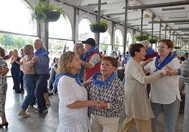 Los mayores disfrutaron de su día con la comida y los bailables.