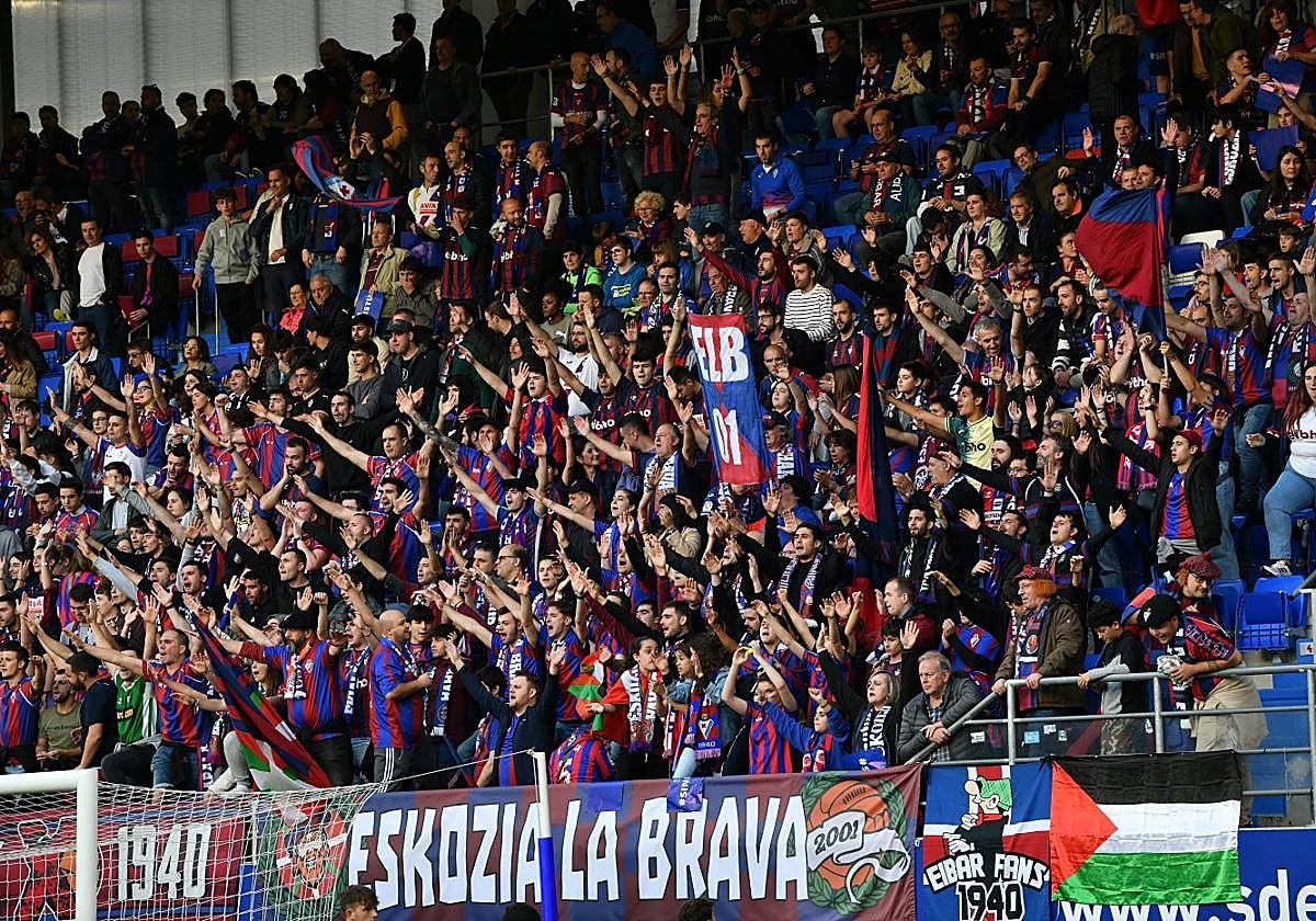 Grada durante el último encuentro del play-off ascenso, en el que se juntaron 7.732 personas en Ipurua.