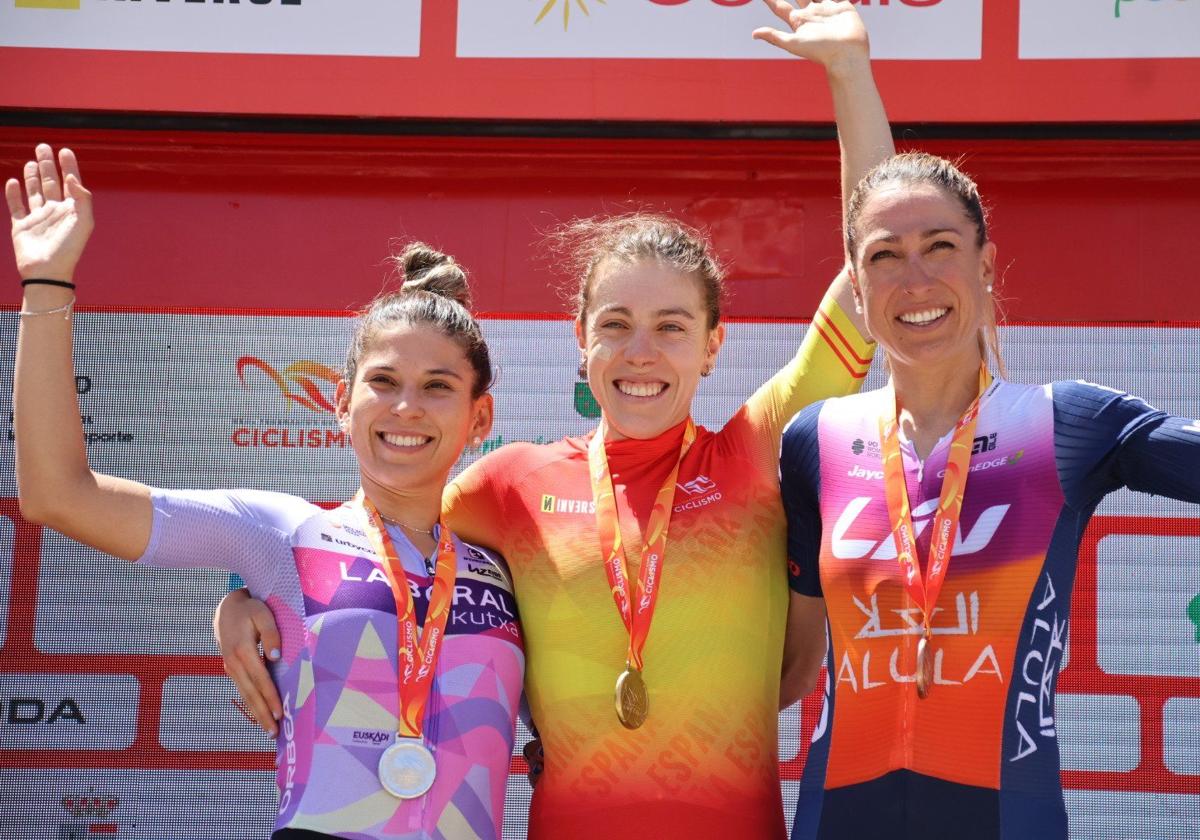 Usoa Ostolaza, con el maillot de campeona de España y la medalla de oro, celebra su victoria en el podio junto a Iurani Blanco (plata) y Mavi García (bronce).