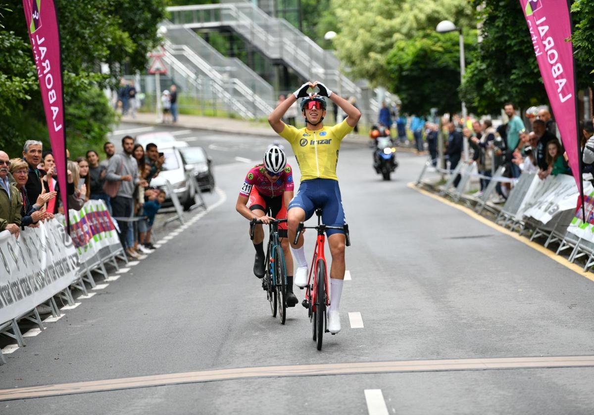 Héctor Álvarez celebra la victoria en la primera etapa de la Gipuzkoako Itzulia en Mendaro por delante de Iker Gómez.