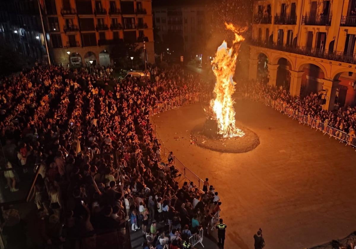 La hoguera volverá a encenderse a las 22.30 de esta noche en la plaza Gernikako Arbola.