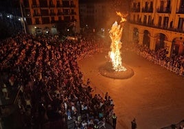 La hoguera volverá a encenderse a las 22.30 de esta noche en la plaza Gernikako Arbola.