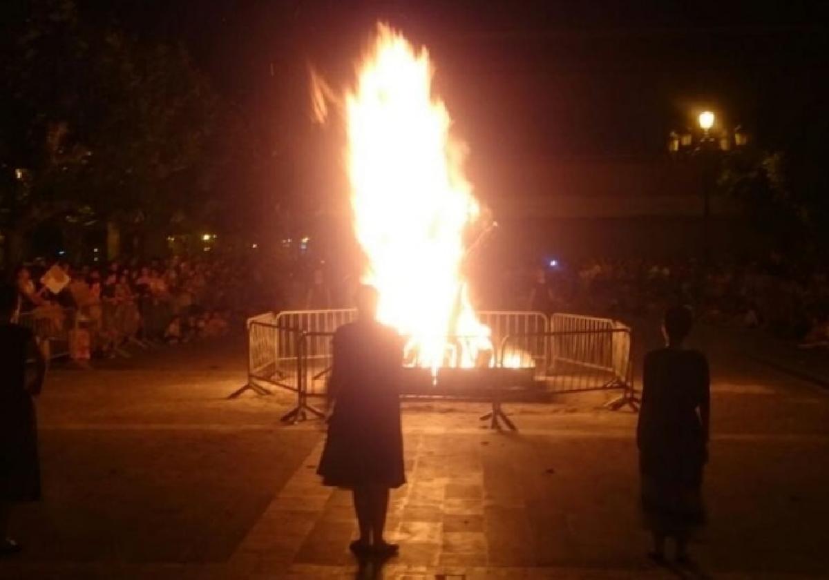 Imagen de la hoguera celebrada en la plaza del Ayuntamiento.