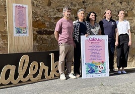 Santa Klarako atarian egin zuten 2024ko Kalerkiren aurkezpena, kultur ordezkariak eta emanaldi batzuetako partaideak elkarrekin.