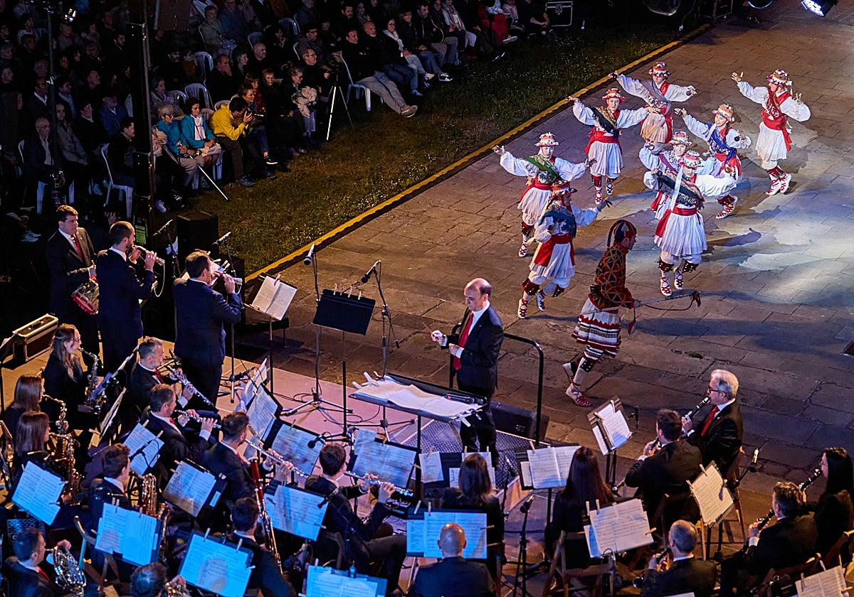 Duguna Dantza Taldeko kideak atzo gauean Ziudadelan eskainitako saioan La Pamplonesaren doinuak jarraituz.