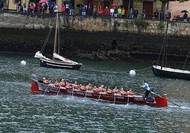 La lluvia no ha respetado y los botes han tenido que lidiar con una mar cambiante.