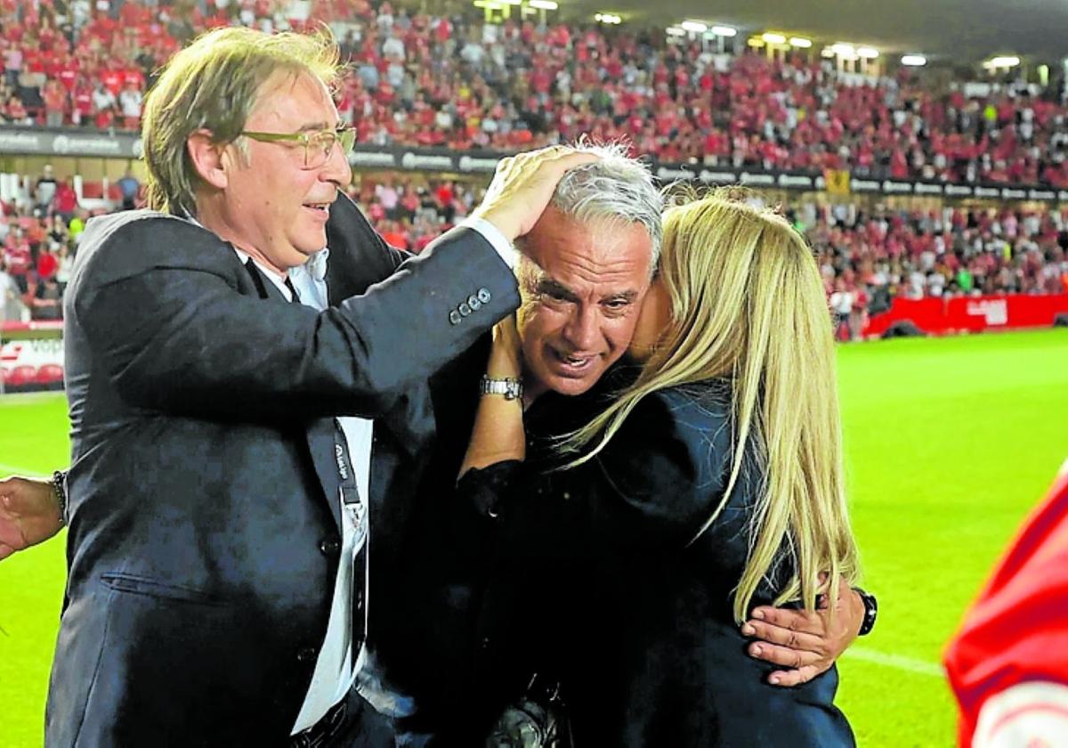 Loren abraza al entrenador Pellicer sobre el césped del Nástic.