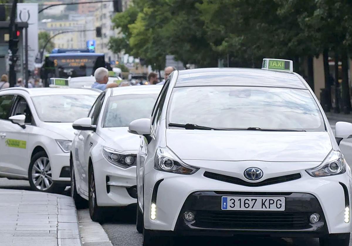 Varios taxis aguardan a la posible clientela en la parada del Boulevard de Donostia.