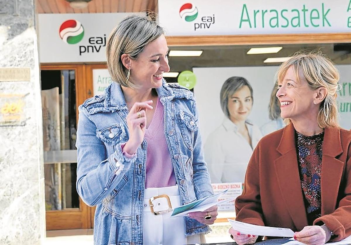 Maria Ubarretxena y Eider Mendoza, en una foto de archivo tomada en Arrasate.