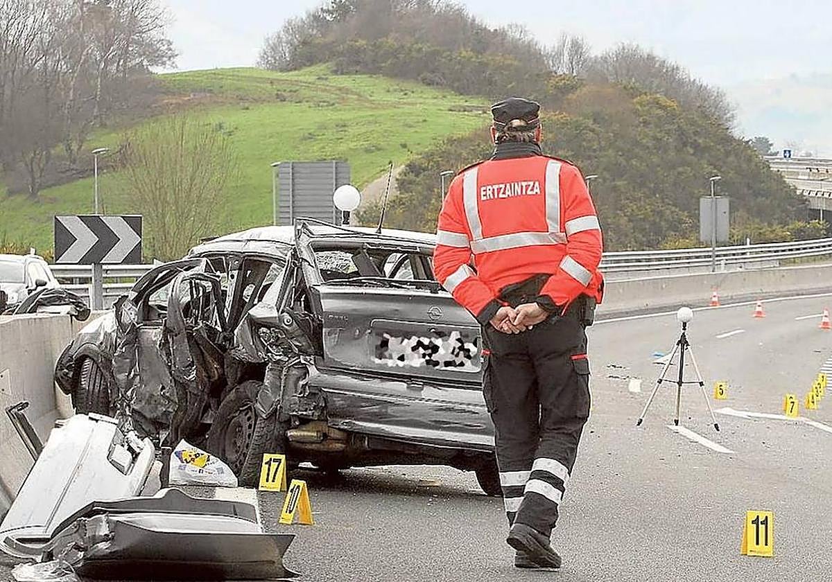 El turismo chocó en febrero de 2017 fronto-lateralmente contra una ambulancia en la AP-8 a la altura de Usurbil tras circular en dirección contraria.