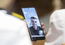 La ministra Margarita Robles ha conversado este lunes con Álex García, que sigue hospitalizado en Cruces.