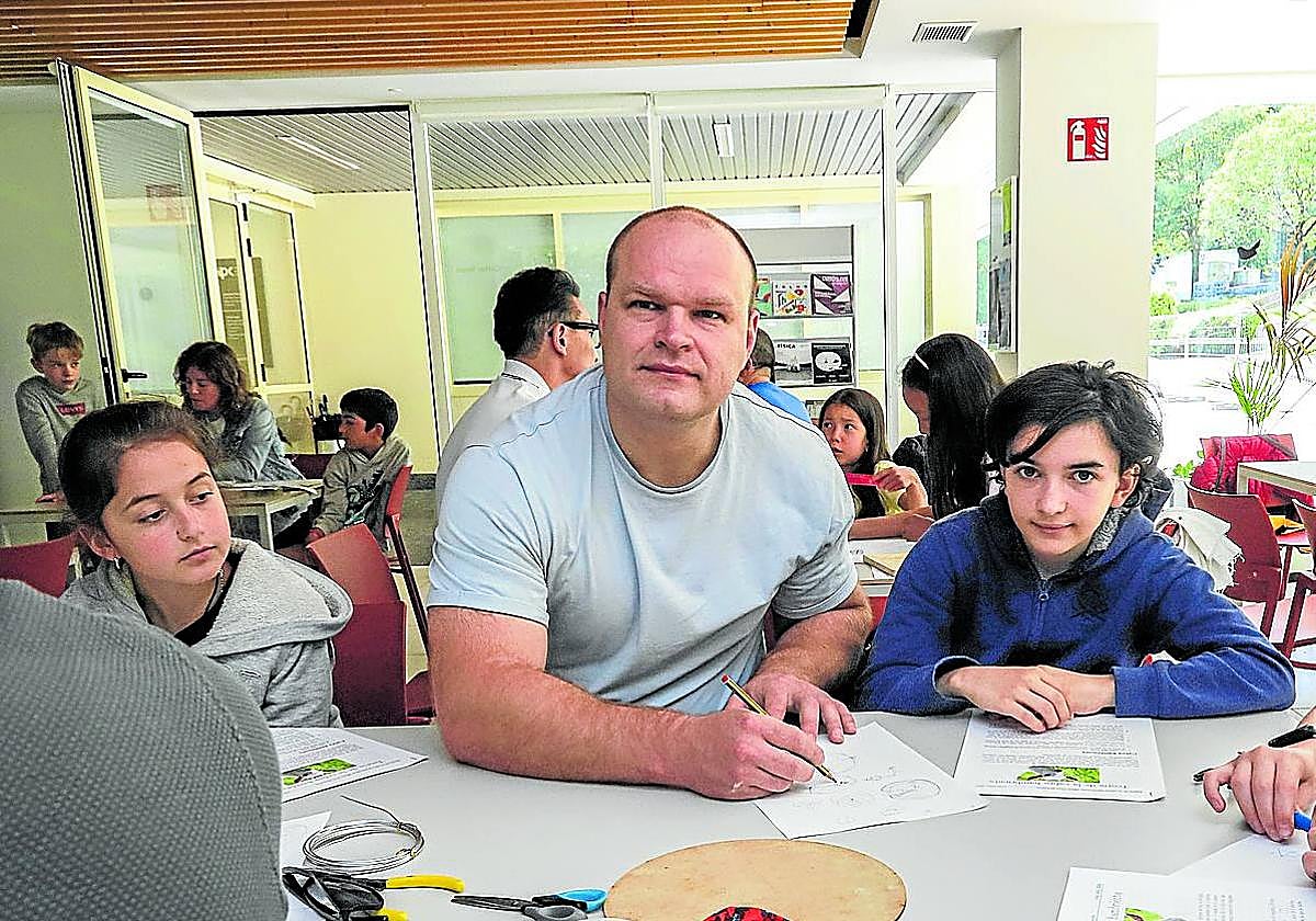 Stepan Tsirkin resuelve problemas matemáticos en una de sus clases de los domingos.