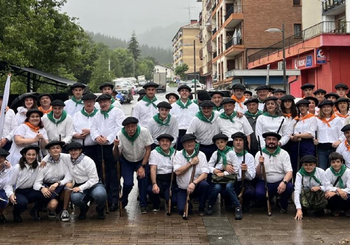 Los participantes del alarde, instantes antes de formar filas para emprender el desfile desde Hegialde pese a la incesante llovizna.