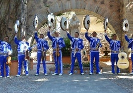 Una formación clásica de mariachi para animar la velada del sábado de fiestas en la Plaza