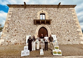 Representantes de los distintos colectivos implicados en el escenario del concierto, los viñedos de Upain.