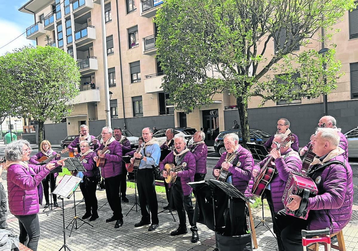 Los componentes de la rondalla, en las recientes fiestas de Legazpi.