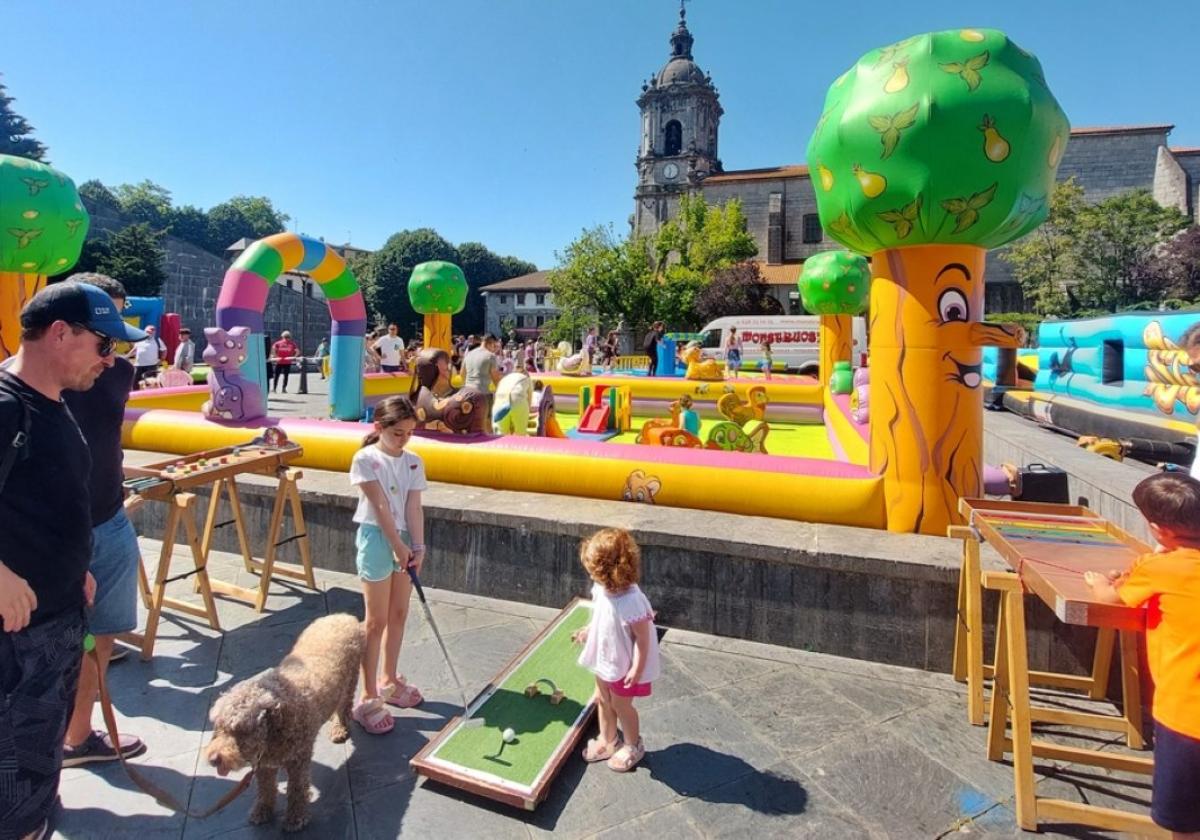 Los vecinos del municipio, sobre todo los más pequeños, se lo pasaron en grande en la última jornada de los sanjuanes.