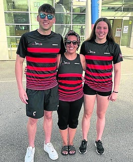 Jon Osa y Paula Calvo flanquean a Deyane Hernández.