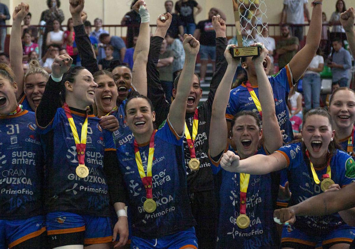 Las jugadoras del Bera Bera alzan el trofeo de campeones de liga.