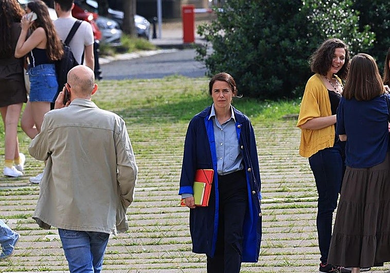 Diana, encarnada por Patricia López Arnaiz, en el campus universitario, la escena de 'Singular' que este miércoles se rodó en Donostia.