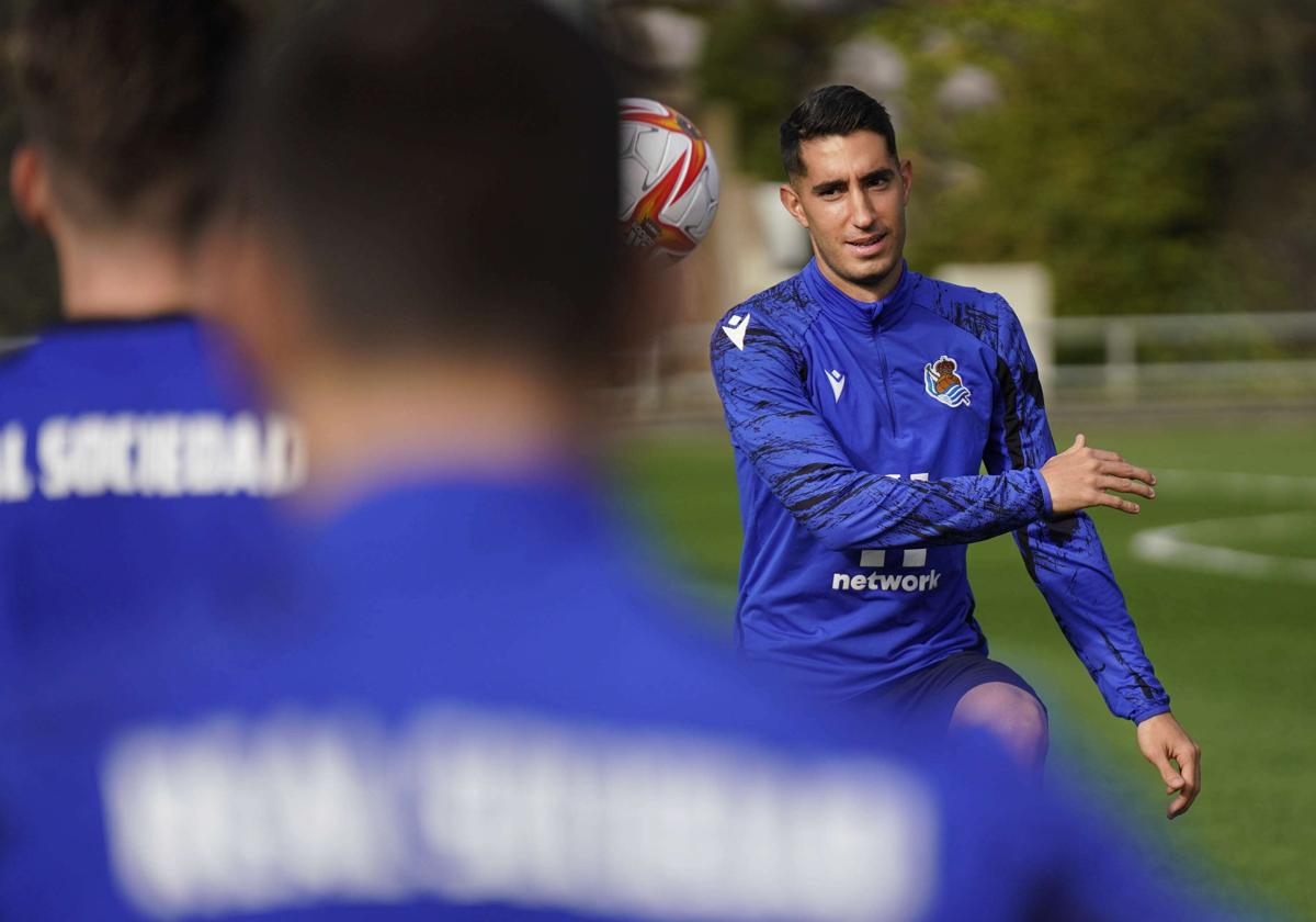 Roberto López llegó a Zubieta en edad cadete y jugó en la primera plantilla realista en la temporada 20/21.