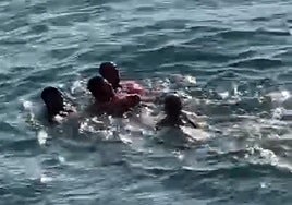 El hombre de 46 años tuvo que ser rescatado por las fuertes corrientes marinas.