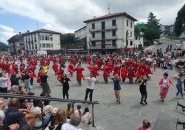 Uno de los actos multitudinarios fue la Axeri Dantza.