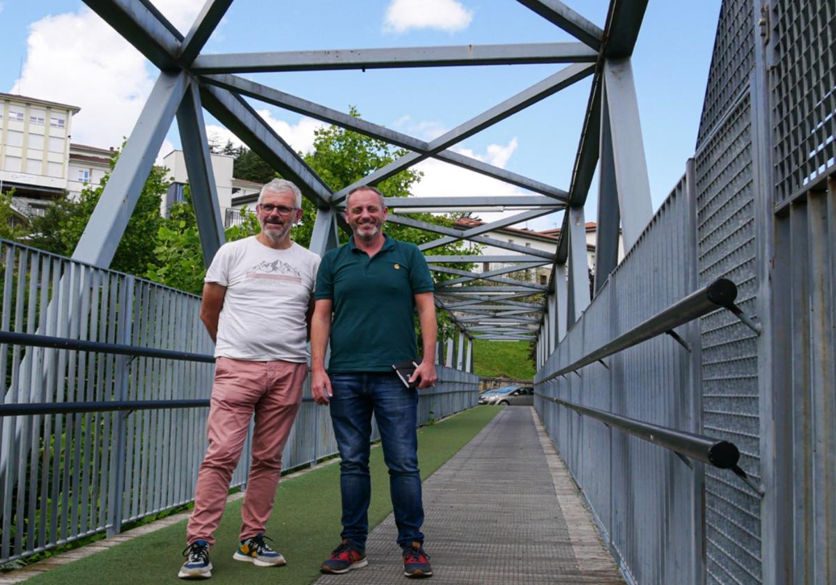 El aparejador Alonso Francés y el edil deTransición Energética, Óscar Valbuena, en la pasarela del ascensor.