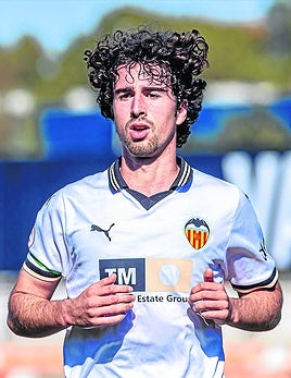 Hugo González durante un encuentro con el Valencia Mestalla.