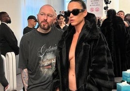 La famosa cantante de pop Katy Perry junto al director creativo de Balenciaga, Demna Gvasalia, quien luce una camiseta con una foto del puerto de Getaria.